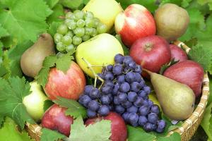 Obstkorb mit Trauben, Birnen und Äpfeln