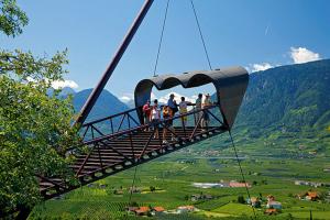 vista sulla Val d'Adige, la conca valliva di Merano dalla torre panoramica del castello Trauttmannsdorf