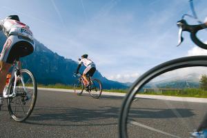 con la bici da corsa attraverso il terreno Merano