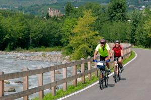 Adige valley cycle path is only 500 m away from the Stöckerhof