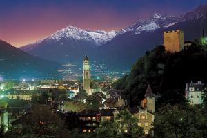 The town of Meran at night