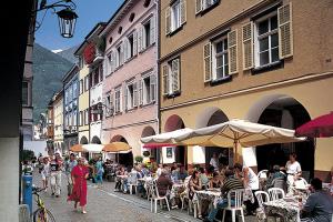 The main shopping street – arcades in Meran