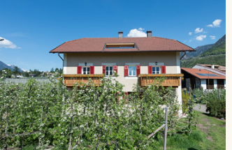 Blumenhaus mit Einfahrt